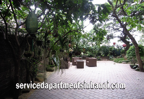 Cho thuê biệt thự cao cấp năm phòng ngủ tại Tô Ngọc Vân, Tây Hồ Với khu vườn lớn và nhà để xe