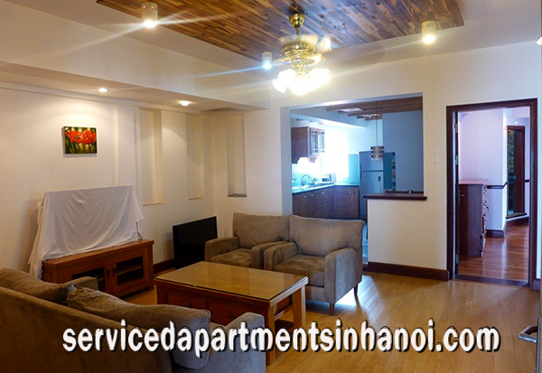 Căn hộ dịch vụ hai phòng ngủ với ban công đẹp cho thuê tại Yên Phụ, Tây Hồ