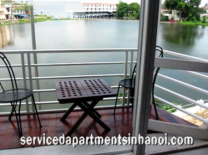 Cho thuê căn hộ dịch vụ đẹp với ban công nhìn ra mặt Hồ Tây ở Tây Hồ
