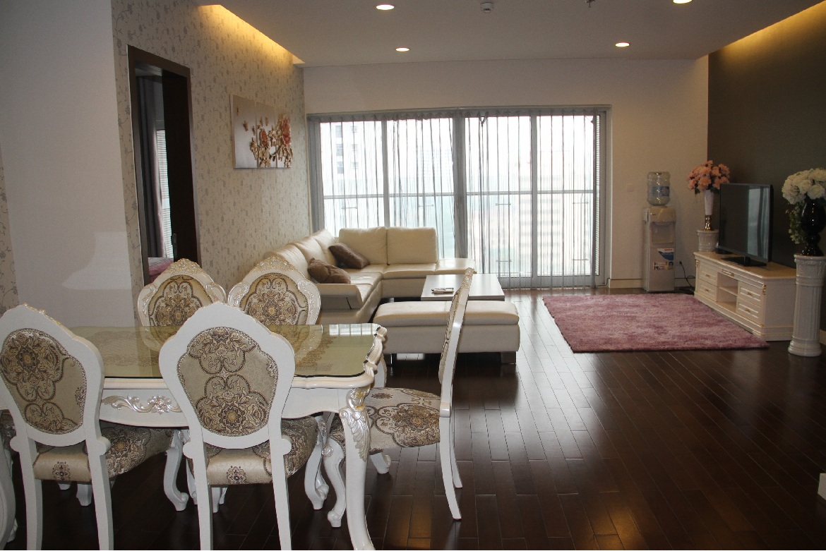 Cho thuê căn hộ 3 phòng ngủ hiện đại khu vực trung tâm quận Ba Đình