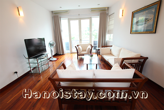 Cho thuê căn hộ 2 phòng ngủ view hồ Trúc Bạch, Ba Đình