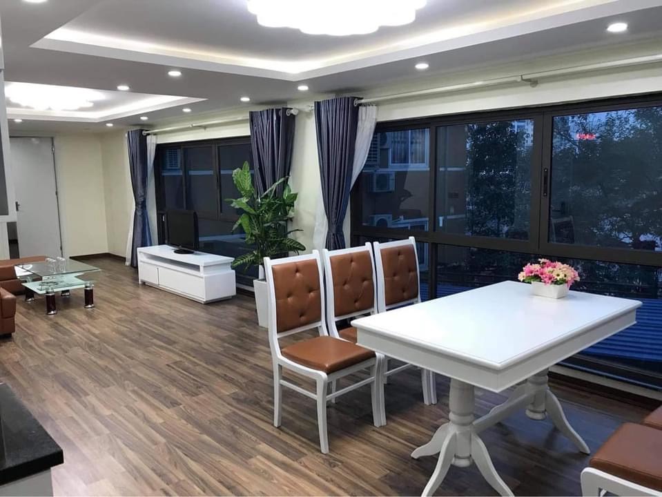 Chủ nhà cần cho thuê gấp căn hộ dịch vụ đầy đủ nội thất, view Hồ Ngọc Khánh tuyệt đẹp