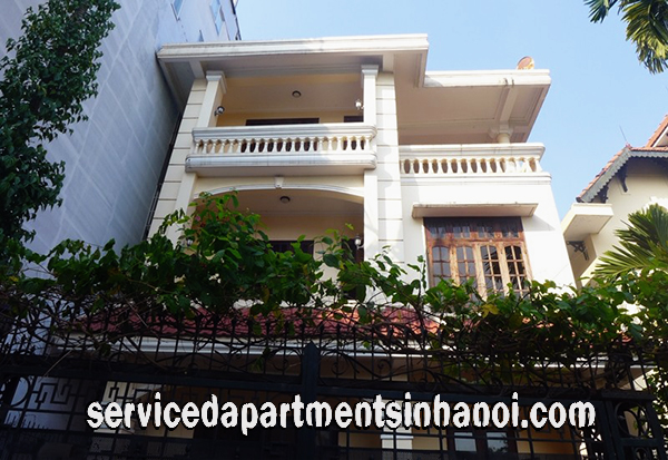 Villa với bốn phòng ngủ cho thuê ở khu vực Xóm Chùa, Tây Hồ