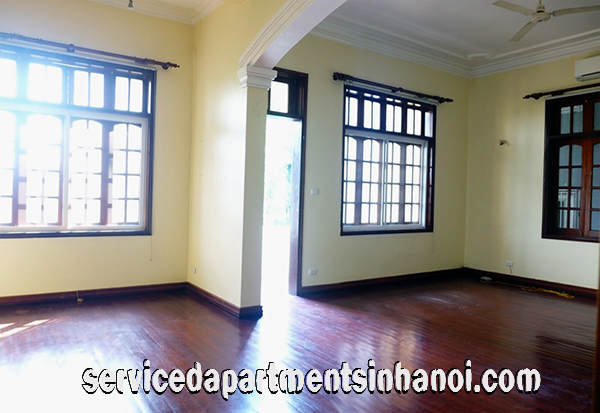 Villa với bốn phòng ngủ cho thuê ở khu vực Xóm Chùa, Tây Hồ 1