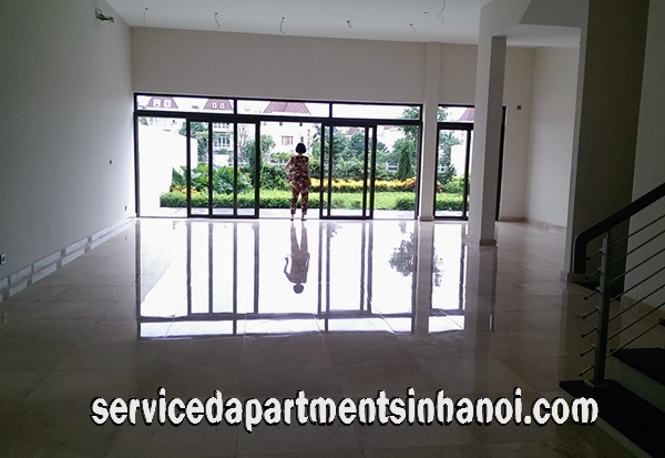 Villa Năm phòng ngủ cho thuê tại Ciputra, Hà Nội có 1 vườn xanh lớn 4