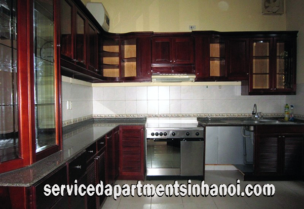 Cho thuê biệt thực rộng rãi 4 phòng ngủ ở Tô Ngọc Vân, Tây Hồ, vườn lớn, có nhà để xe ô tô 4