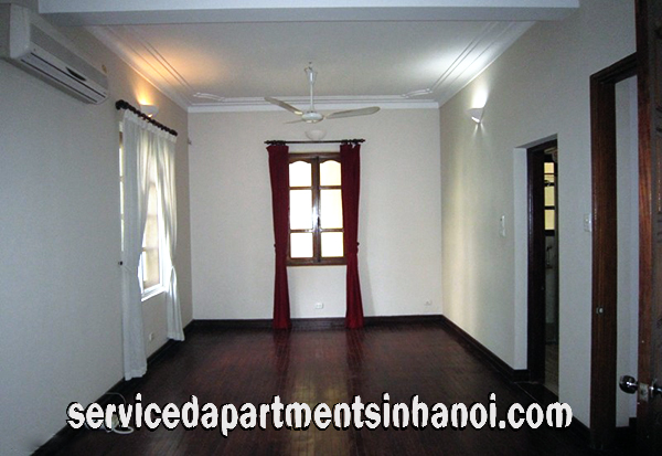 Cho thuê biệt thực rộng rãi 4 phòng ngủ ở Tô Ngọc Vân, Tây Hồ, vườn lớn, có nhà để xe ô tô 6
