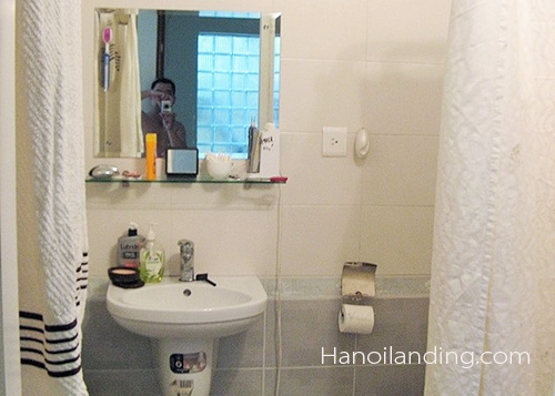 Chính chủ cho thuê căn hộ 1 phòng ngủ rộng rãi tại Văn Cao, Ba Đình 1
