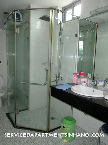 Cho thuê căn hộ hai phòng ngủ với ban công mở hướng ra hồ Thủ Lệ 2