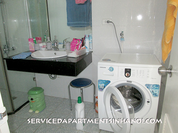 Cho thuê căn hộ hai phòng ngủ với ban công mở hướng ra hồ Thủ Lệ 3