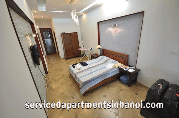 Căn hộ cho thuê hai phòng ngủ tại Trúc Bạch, phòng khách rộng rãi, view hồ 8