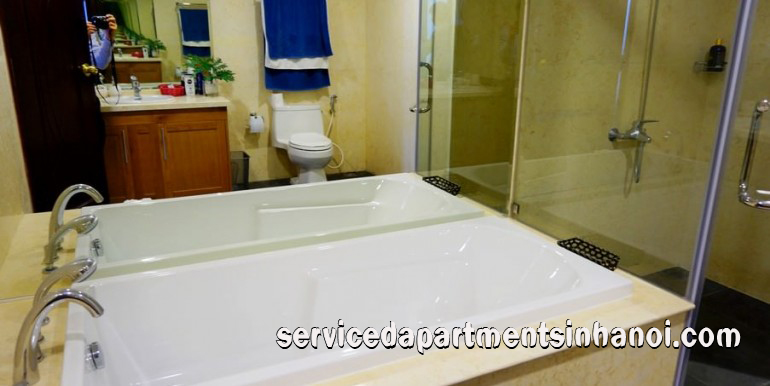 Chính chủi cho thuê căn hộ ba phòng ngủ ở R4 Tower, Vinhomes Royal City 7
