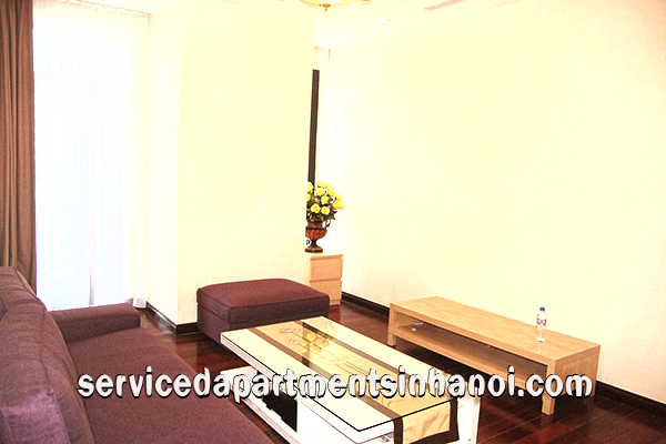 Cho thuê căn hộ hai phòng ngủ nằm trên tầng cao tại Royal City 2