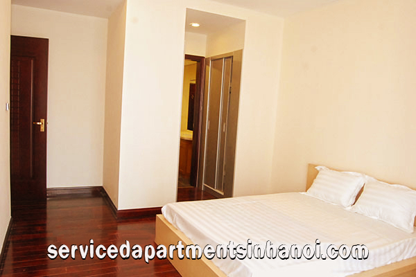 Cho thuê căn hộ hai phòng ngủ nằm trên tầng cao tại Royal City 4