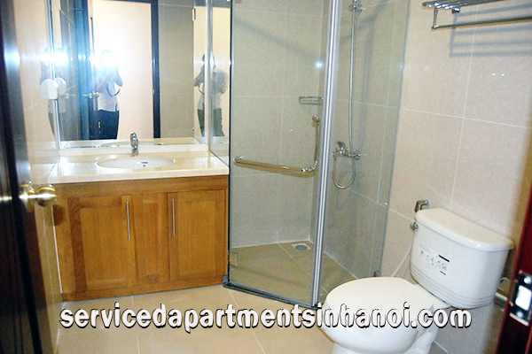 Cho thuê căn hộ hai phòng ngủ nằm trên tầng cao tại Royal City 7