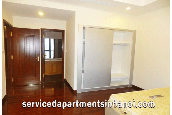 Cho thuê căn hộ hai phòng ngủ thiết kế theo phong cách châu Âu tại R1 Tower, Vinhomes Royal City 6