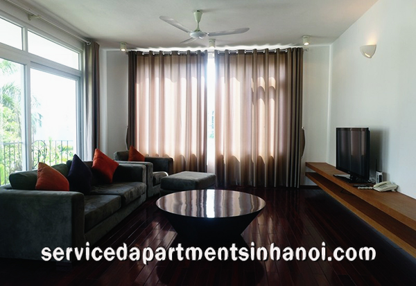 Cho thuê căn hộ hai phòng ngủ với ban công đẹp & bể bơi tại Tây Hồ