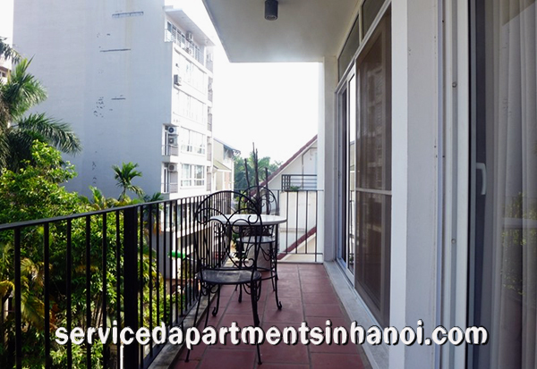 Cho thuê căn hộ hai phòng ngủ với ban công đẹp & bể bơi tại Tây Hồ 1