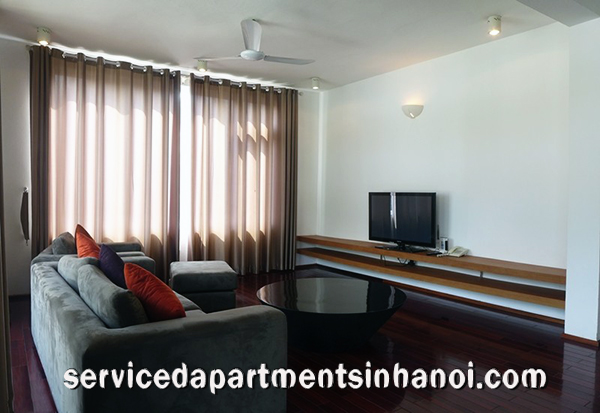 Cho thuê căn hộ hai phòng ngủ với ban công đẹp & bể bơi tại Tây Hồ 4