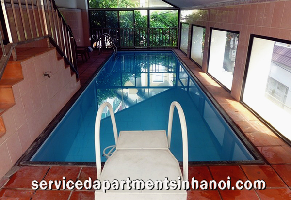 Cho thuê căn hộ hai phòng ngủ với ban công đẹp & bể bơi tại Tây Hồ 10