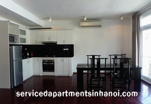 Cho thuê căn hộ hai phòng ngủ với ban công đẹp & bể bơi tại Tây Hồ 6