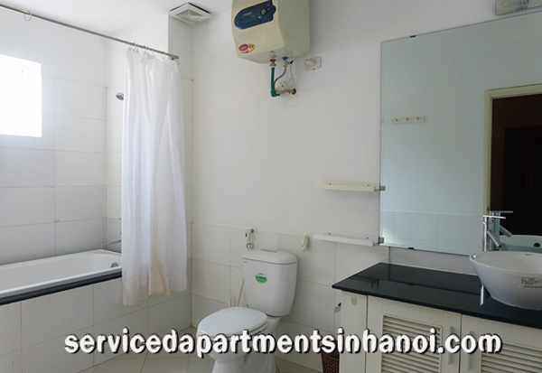 Cho thuê căn hộ hai phòng ngủ với ban công đẹp & bể bơi tại Tây Hồ 7