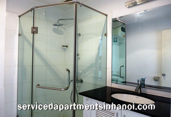 Cho thuê căn hộ hai phòng ngủ với ban công đẹp & bể bơi tại Tây Hồ 8
