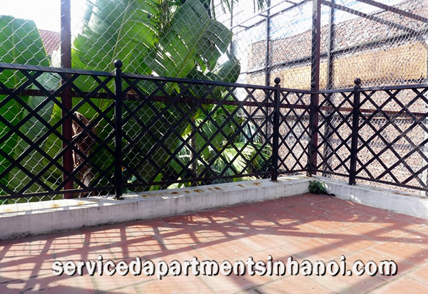 Cho thuê căn hộ hai phòng ngủ với ban công đẹp & bể bơi tại Tây Hồ 9