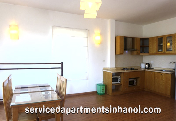 Cho thuê căn hộ dịch vụ 2 phòng ngủ quận Tây Hồ, có ban công 4