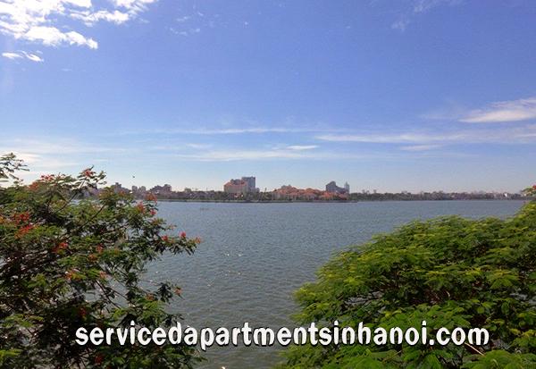 Căn hộ dịch vụ có ban công đẹp, view Hồ Tây 1