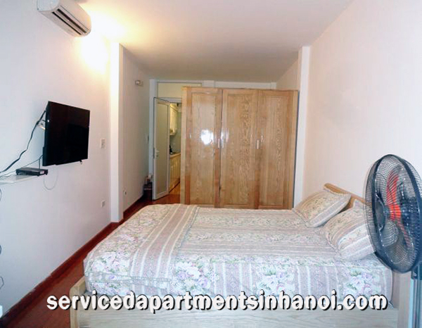 Căn hộ dịch vụ 1 phòng ngủ cho thuê có ban công ở Lạc Long Quân, Tây Hồ 3