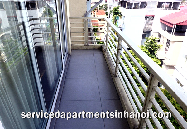 Cho thuê căn hộ hai phòng ngủ với ban công đẹp nhìn ra Hồ Tây 3