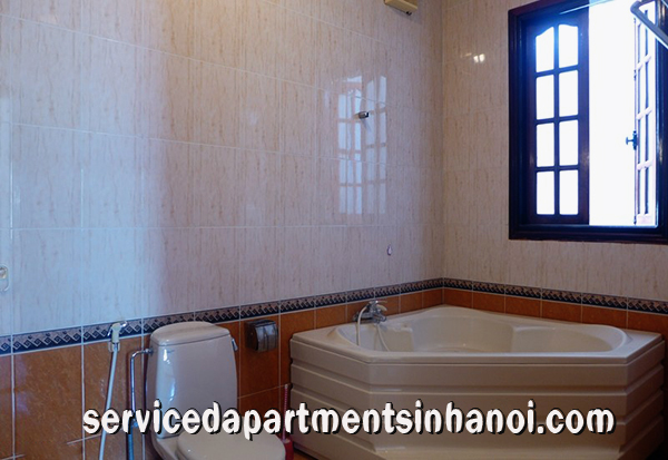 Cho thuê căn hộ cao cấp 4 phòng ngủ nằm trong khu vực yên tĩnh ở Tây Hồ 5