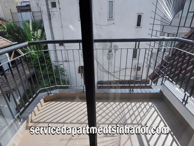 Cho thuê căn hộ dịch vụ 2 ngủ, ban công rộng trên đường Tây Hồ, quận Tây Hồ 3