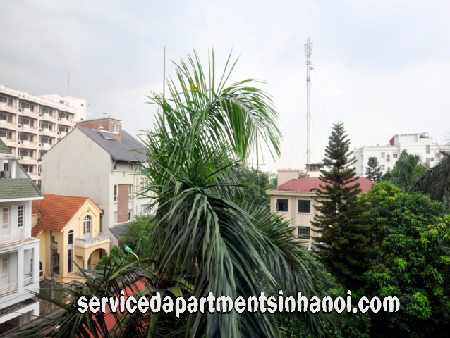 Cho thuê căn hộ dịch vụ 2 ngủ, ban công rộng trên đường Tây Hồ, quận Tây Hồ 3