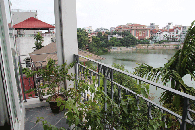 Căn hộ 2 phòng ngủ với ban công rất đẹp cho thuê trên đường Âu Cơ, Tây Hồ 1