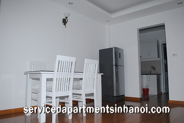 Cho thuê căn hộ dịch vụ 1 ngủ có ban công ngay mặt hồ Tây, quận Tây Hồ 3