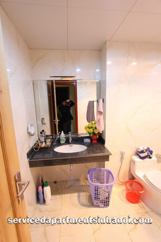 Cho thuê căn hộ dịch vụ 1 phòng ngủ hướng hồ tại Ba Đình 8