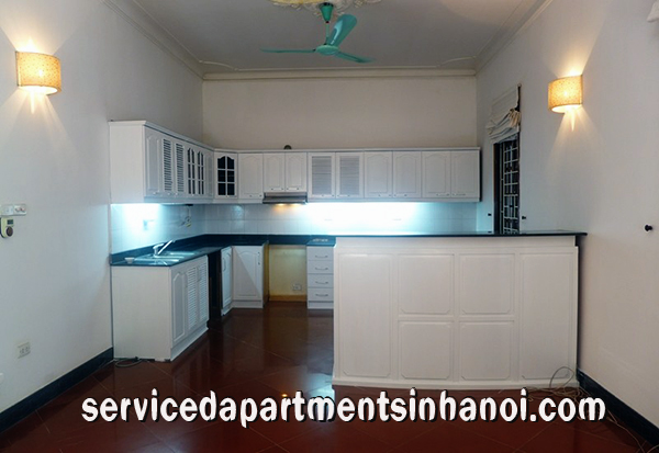 Biệt thự mang lối kiến trúc Pháp với 4 phòng ngủ cho thuê gần hồ Tây, quận Tây Hồ. 4