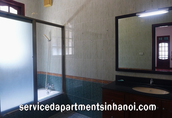 Biệt thự mang lối kiến trúc Pháp với 4 phòng ngủ cho thuê gần hồ Tây, quận Tây Hồ. 1