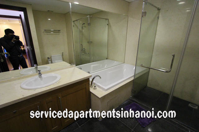 Cho thuê căn hộ hiện đại 2 ngủ tại tòa nhà R4, Vinhomes Royal City 2