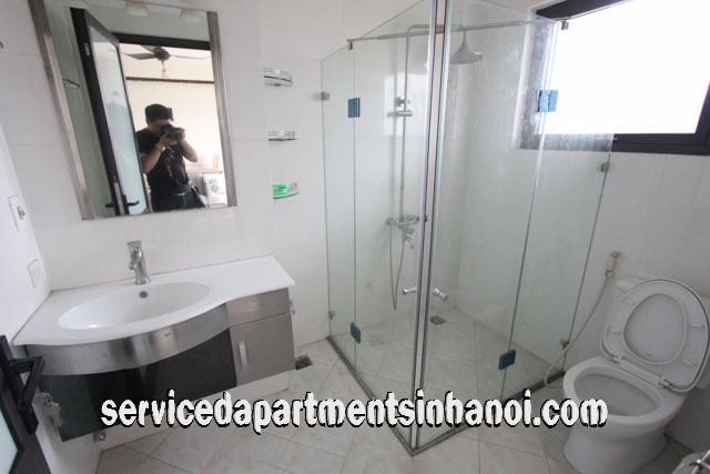 Cho thuê căn hộ dịch vụ 2 phòng ngủ hướng hồ gần Khách sạn Intercontinental, Tây Hồ 2