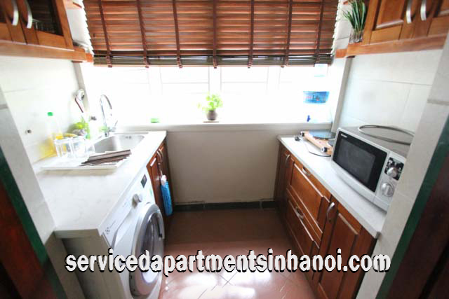Căn hộ dịch vụ 2 phòng ngủ thoáng mát cho thuê trên đường Hoàng Cầu, quận Đống Đa 2
