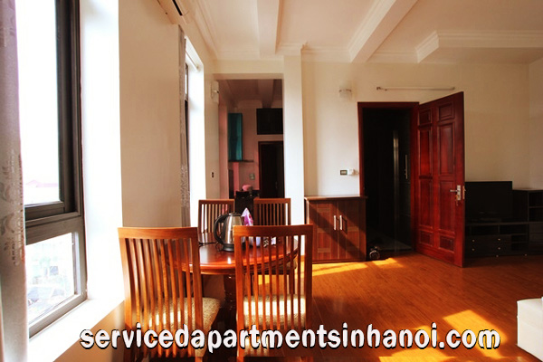 Cho thuê căn hộ rộng rãi, 2 phòng ngủ ở Dịch Vọng 4