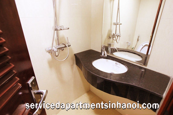 Cho thuê căn hộ rộng rãi, 2 phòng ngủ ở Dịch Vọng 3