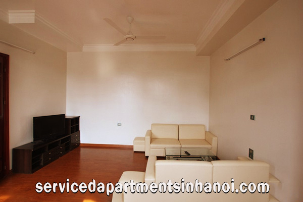 Cho thuê căn hộ rộng rãi, 2 phòng ngủ ở Dịch Vọng 4