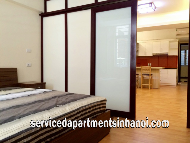 Cho thuê căn hộ dịch vụ hoàn toàn mới 1 phòng ngủ tại đường Văn Cao, quận Ba Đình 6