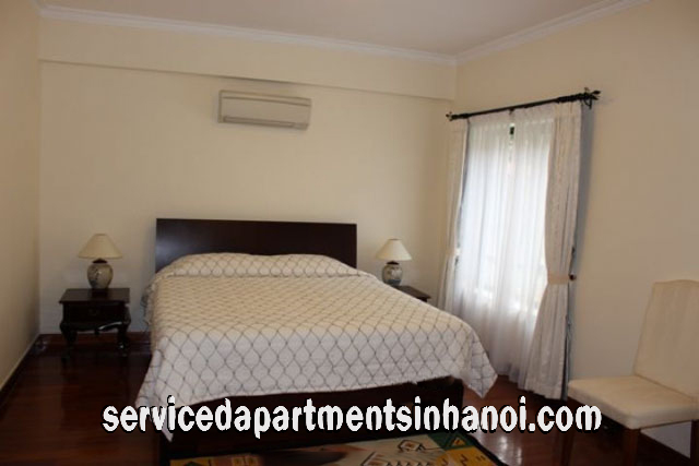 Cho thuê căn hộ dịch vụ 3 phòng ngủ tại đường Trần Phú, trung tâm quận Ba Đình 8