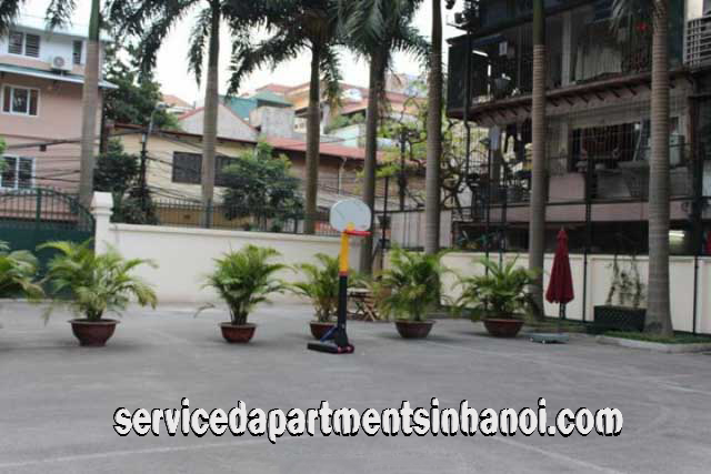 Cho thuê căn hộ dịch vụ 3 phòng ngủ tại đường Trần Phú, trung tâm quận Ba Đình 7