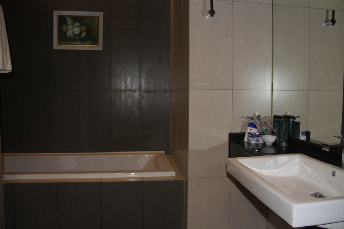 Cho thuê căn hộ 3 phòng ngủ hiện đại khu vực trung tâm quận Ba Đình 4
